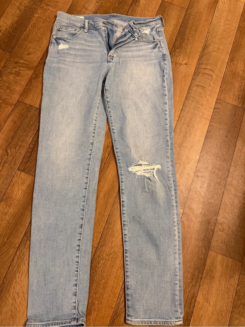 Gap Light Wash Distressed Women’s Jeans